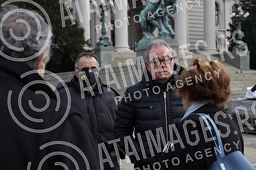 Specific press conference, more precisely gathering and protest of the Assembly of Free Serbia in front of the National Assembly where the session is taking place, on the occasion of the Proposal on Amendments to the Law on Expropriation.Specificna
