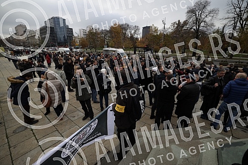 Specific press conference, more precisely gathering and protest of the Assembly of Free Serbia in front of the National Assembly where the session is taking place, on the occasion of the Proposal on Amendments to the Law on Expropriation.Specificna