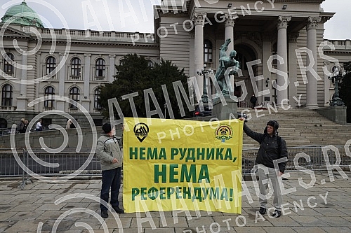 Specific press conference, more precisely gathering and protest of the Assembly of Free Serbia in front of the National Assembly where the session is taking place, on the occasion of the Proposal on Amendments to the Law on Expropriation.Specificna