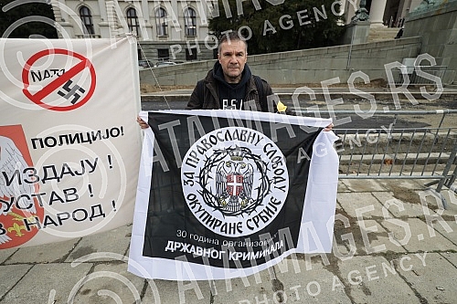 Specific press conference, more precisely gathering and protest of the Assembly of Free Serbia in front of the National Assembly where the session is taking place, on the occasion of the Proposal on Amendments to the Law on Expropriation.Specificna