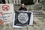 Specific press conference, more precisely gathering and protest of the Assembly of Free Serbia in front of the National Assembly where the session is taking place, on the occasion of the Proposal on Amendments to the Law on Expropriation.Specificna