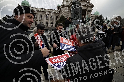 Specific press conference, more precisely gathering and protest of the Assembly of Free Serbia in front of the National Assembly where the session is taking place, on the occasion of the Proposal on Amendments to the Law on Expropriation.Specificna