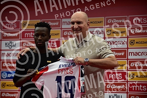Osman Bukari, a new reinforcement of FC Red Star for next season, was presented at the Media Center of the Rajko Mitic Stadium.U Medija centru stadiona Rajko Mitic  predstavljen je Osman Bukari, novo pojacanje FK Crvena zvezda za narednu sezonu.