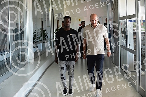 Osman Bukari, a new reinforcement of FC Red Star for next season, was presented at the Media Center of the Rajko Mitic Stadium.U Medija centru stadiona Rajko Mitic  predstavljen je Osman Bukari, novo pojacanje FK Crvena zvezda za narednu sezonu.