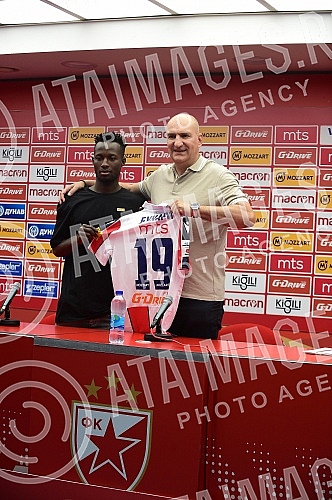 Osman Bukari, a new reinforcement of FC Red Star for next season, was presented at the Media Center of the Rajko Mitic Stadium.U Medija centru stadiona Rajko Mitic  predstavljen je Osman Bukari, novo pojacanje FK Crvena zvezda za narednu sezonu.