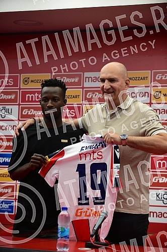 Osman Bukari, a new reinforcement of FC Red Star for next season, was presented at the Media Center of the Rajko Mitic Stadium.U Medija centru stadiona Rajko Mitic  predstavljen je Osman Bukari, novo pojacanje FK Crvena zvezda za narednu sezonu.