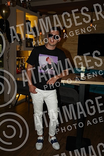 Singer Valentino promoted the song 