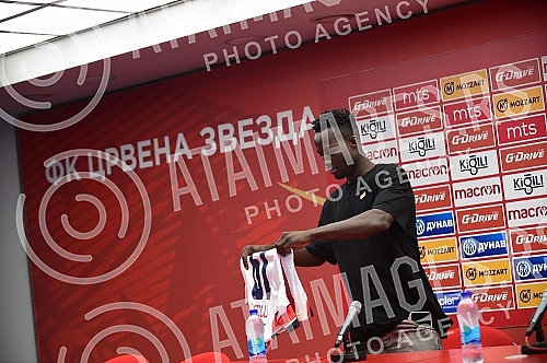 Osman Bukari, a new reinforcement of FC Red Star for next season, was presented at the Media Center of the Rajko Mitic Stadium.U Medija centru stadiona Rajko Mitic  predstavljen je Osman Bukari, novo pojacanje FK Crvena zvezda za narednu sezonu.