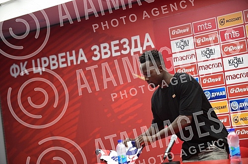 Osman Bukari, a new reinforcement of FC Red Star for next season, was presented at the Media Center of the Rajko Mitic Stadium.U Medija centru stadiona Rajko Mitic  predstavljen je Osman Bukari, novo pojacanje FK Crvena zvezda za narednu sezonu.
