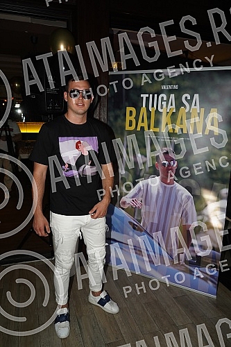 Singer Valentino promoted the song 