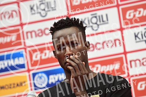Osman Bukari, a new reinforcement of FC Red Star for next season, was presented at the Media Center of the Rajko Mitic Stadium.U Medija centru stadiona Rajko Mitic  predstavljen je Osman Bukari, novo pojacanje FK Crvena zvezda za narednu sezonu.