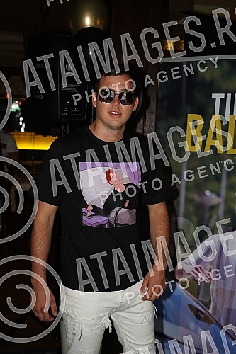 Singer Valentino promoted the song 