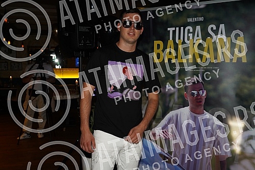 Singer Valentino promoted the song 