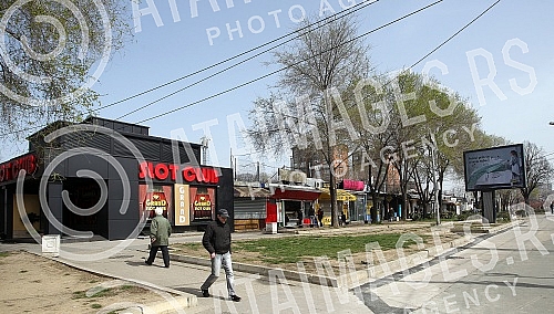 Because of the coronavirus, Belgrade markets operate three days a week on Thursdays, Fridays and Saturdays. Zbog korona virusa pijace u Beogradu rade tri dana nedeljno, cetvrtakom, petakom i subotom.
