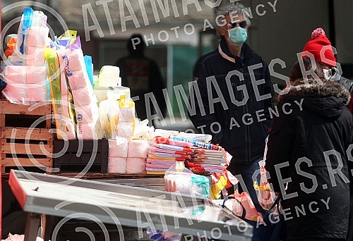 Because of the coronavirus, Belgrade markets operate three days a week on Thursdays, Fridays and Saturdays. Zbog korona virusa pijace u Beogradu rade tri dana nedeljno, cetvrtakom, petakom i subotom.
