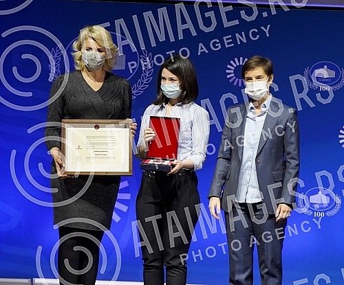 Summarizing the results of the first 100 days of the government was preceded by the awarding of the Benefactor Award, for some of the many humanitarian feats that marked the previous year 2020, which was declared the Year of Solidarity at the proposa