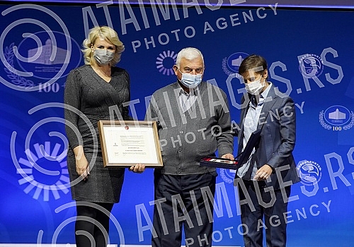 Summarizing the results of the first 100 days of the government was preceded by the awarding of the Benefactor Award, for some of the many humanitarian feats that marked the previous year 2020, which was declared the Year of Solidarity at the proposa