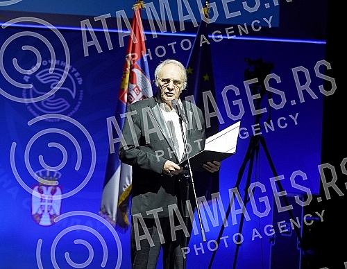 Summarizing the results of the first 100 days of the government was preceded by the awarding of the Benefactor Award, for some of the many humanitarian feats that marked the previous year 2020, which was declared the Year of Solidarity at the proposa