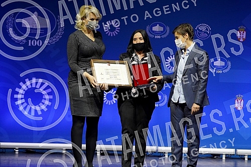 Summarizing the results of the first 100 days of the government was preceded by the awarding of the Benefactor Award, for some of the many humanitarian feats that marked the previous year 2020, which was declared the Year of Solidarity at the proposa