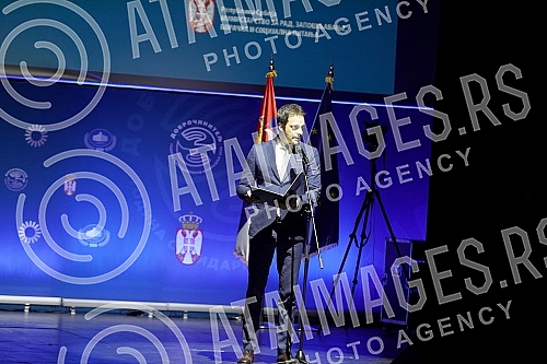 Summarizing the results of the first 100 days of the government was preceded by the awarding of the Benefactor Award, for some of the many humanitarian feats that marked the previous year 2020, which was declared the Year of Solidarity at the proposa