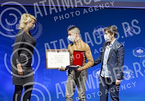 Summarizing the results of the first 100 days of the government was preceded by the awarding of the Benefactor Award, for some of the many humanitarian feats that marked the previous year 2020, which was declared the Year of Solidarity at the proposa