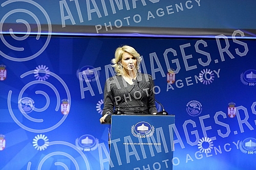 Summarizing the results of the first 100 days of the government was preceded by the awarding of the Benefactor Award, for some of the many humanitarian feats that marked the previous year 2020, which was declared the Year of Solidarity at the proposa