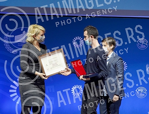 Summarizing the results of the first 100 days of the government was preceded by the awarding of the Benefactor Award, for some of the many humanitarian feats that marked the previous year 2020, which was declared the Year of Solidarity at the proposa