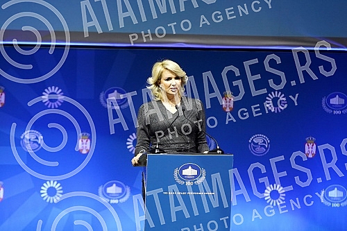 Summarizing the results of the first 100 days of the government was preceded by the awarding of the Benefactor Award, for some of the many humanitarian feats that marked the previous year 2020, which was declared the Year of Solidarity at the proposa