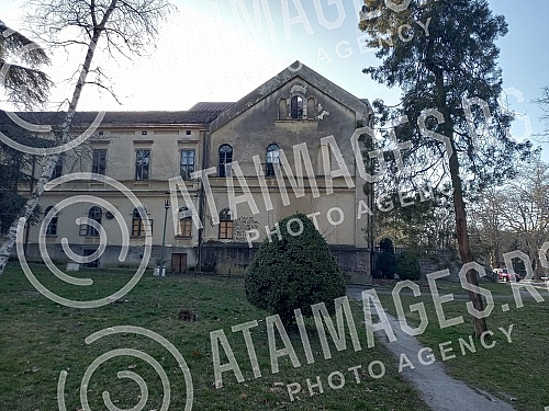 A big fire broke out last night in Arandjelovac in the abandoned hotel Staro zdanje from the time of Obrenovic, but firefighters quickly localized the fire.Sinoc je u Arandjelovcu  u napustenom hotelu Staro zdanje iz vremena Obrenovica, izbio velik