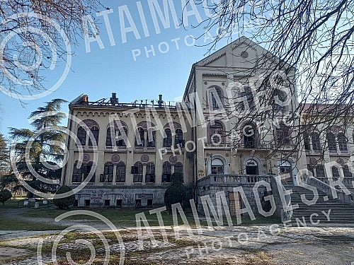 A big fire broke out last night in Arandjelovac in the abandoned hotel Staro zdanje from the time of Obrenovic, but firefighters quickly localized the fire.Sinoc je u Arandjelovcu  u napustenom hotelu Staro zdanje iz vremena Obrenovica, izbio velik