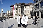 In front of the main entrance to the Palace of Justice came Sanja Mihajlovic Mara Halabrin, organized on Saturday by 