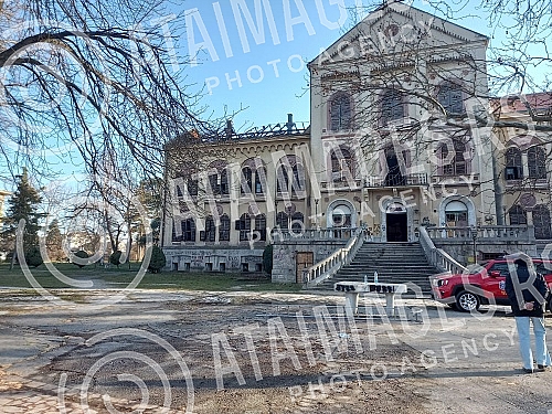 A big fire broke out last night in Arandjelovac in the abandoned hotel Staro zdanje from the time of Obrenovic, but firefighters quickly localized the fire.Sinoc je u Arandjelovcu  u napustenom hotelu Staro zdanje iz vremena Obrenovica, izbio velik
