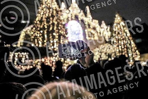 Vuk Tomic from Gostivarska on Vozdovac has been creating a winter fairy tale for 14 years in a row, embellishing his house more luxuriantly than those in Hollywood films.Vuk Tomic iz Gostivarske na Vozdovcu vec 14 godina zaredom stvara zimsku bajku 