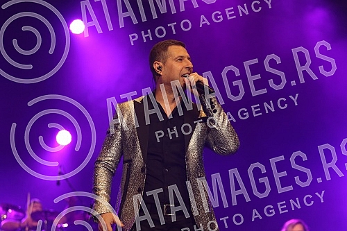 The legendary OK band celebrated 20 years since the release of their first album with concert at the Sava Center in Belgrade.Velikim beogradskim koncertom  u Sava Centru legendarni OK bend proslavio je 20 godina od izlaska prvog albuma.