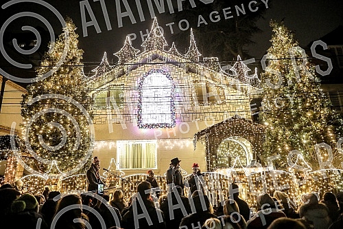 Vuk Tomic from Gostivarska on Vozdovac has been creating a winter fairy tale for 14 years in a row, embellishing his house more luxuriantly than those in Hollywood films.Vuk Tomic iz Gostivarske na Vozdovcu vec 14 godina zaredom stvara zimsku bajku 