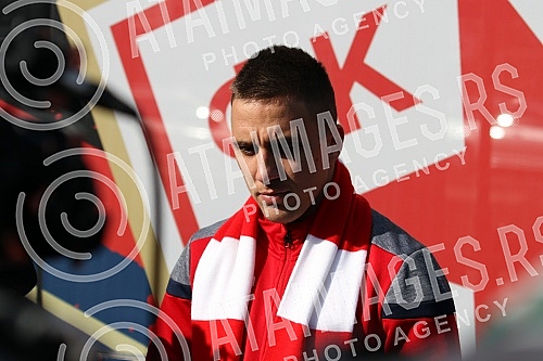 Red Star players have organized clubs with fans prior to the continuation of the Super League season - a tram ride through Belgrade.Fudbaleri Crvene zvezde organizovali su druzenje sa navijacima pred nastavak sezone u Superligi - voznjom tramvajem p