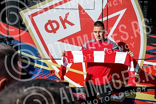 Red Star players have organized clubs with fans prior to the continuation of the Super League season - a tram ride through Belgrade.Fudbaleri Crvene zvezde organizovali su druzenje sa navijacima pred nastavak sezone u Superligi - voznjom tramvajem p