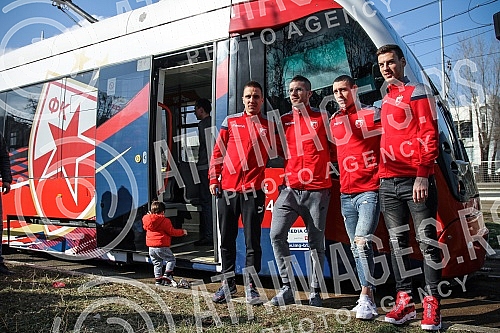Red Star players have organized clubs with fans prior to the continuation of the Super League season - a tram ride through Belgrade.Fudbaleri Crvene zvezde organizovali su druzenje sa navijacima pred nastavak sezone u Superligi - voznjom tramvajem p