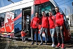 Red Star players have organized clubs with fans prior to the continuation of the Super League season - a tram ride through Belgrade.Fudbaleri Crvene zvezde organizovali su druzenje sa navijacima pred nastavak sezone u Superligi - voznjom tramvajem p