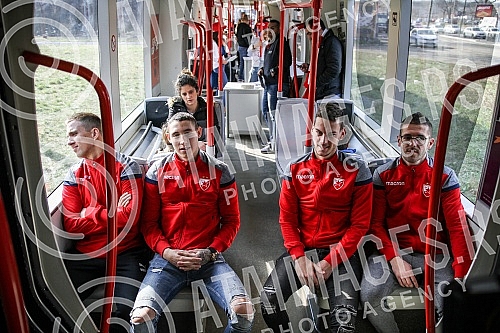 Red Star players have organized clubs with fans prior to the continuation of the Super League season - a tram ride through Belgrade.Fudbaleri Crvene zvezde organizovali su druzenje sa navijacima pred nastavak sezone u Superligi - voznjom tramvajem p