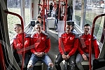 Red Star players have organized clubs with fans prior to the continuation of the Super League season - a tram ride through Belgrade.Fudbaleri Crvene zvezde organizovali su druzenje sa navijacima pred nastavak sezone u Superligi - voznjom tramvajem p