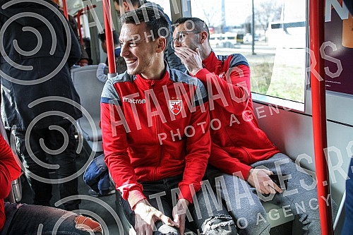 Red Star players have organized clubs with fans prior to the continuation of the Super League season - a tram ride through Belgrade.Fudbaleri Crvene zvezde organizovali su druzenje sa navijacima pred nastavak sezone u Superligi - voznjom tramvajem p