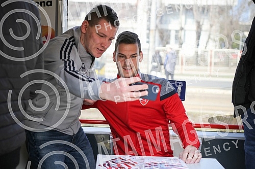 Red Star players have organized clubs with fans prior to the continuation of the Super League season - a tram ride through Belgrade.Fudbaleri Crvene zvezde organizovali su druzenje sa navijacima pred nastavak sezone u Superligi - voznjom tramvajem p