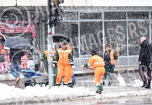 Snow is still falling in Novi Sad, and workers of the City Cleaning are clearing snow from the pedestrian crossing in the center of Novi Sad.Sneg i danas pada u Novom Sadu, a radnici Gradske cistoce ciste sneg sa pesackog prelaza u centru Novog Sad
