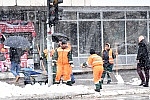 Snow is still falling in Novi Sad, and workers of the City Cleaning are clearing snow from the pedestrian crossing in the center of Novi Sad.Sneg i danas pada u Novom Sadu, a radnici Gradske cistoce ciste sneg sa pesackog prelaza u centru Novog Sad