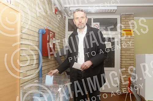 Elections for the President of the Republic and the Assembly of Serbia are being held in Serbia, as well as local elections in 13 cities and municipalities. U Srbiji se odrzavaju izbori za predsednika republike i skupstinu Srbije, kao i lokalni izb