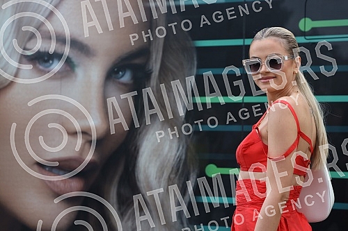 Milica Pavlovic presented 100% electric buses at the Cross restaurant in the West 65 shopping center together with Euhybrid, a new company on the Serbian market.Milica Pavlovic je u restoranu Cross u trznom centru West 65 zajednicki snagama sa novo