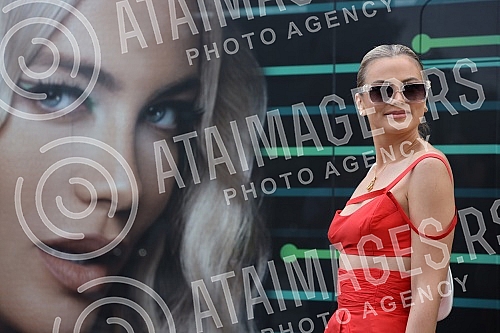 Milica Pavlovic presented 100% electric buses at the Cross restaurant in the West 65 shopping center together with Euhybrid, a new company on the Serbian market.Milica Pavlovic je u restoranu Cross u trznom centru West 65 zajednicki snagama sa novo