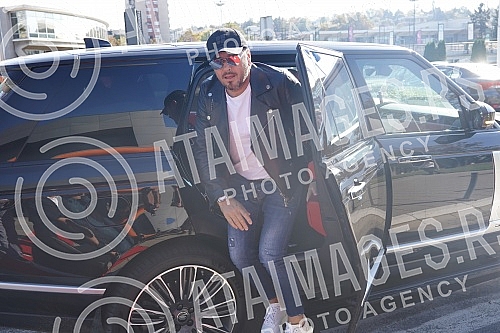 In front of Hall 5 of the Belgrade Fair, a media conference was held where the spectacular reception of 2023 with Aco Pejovic was announced.Ispred hale 5 Beogradskog sajma odrzana je konferencija za medije na kojoj je najavljen spektakularni docek 