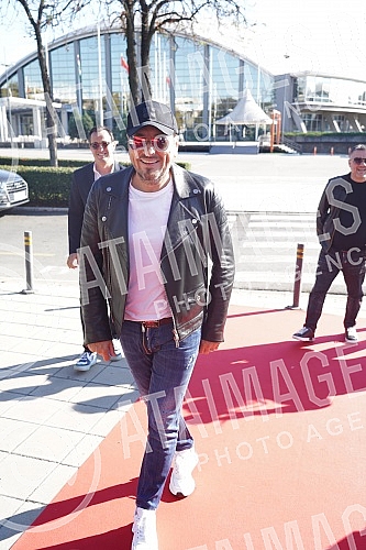 In front of Hall 5 of the Belgrade Fair, a media conference was held where the spectacular reception of 2023 with Aco Pejovic was announced.Ispred hale 5 Beogradskog sajma odrzana je konferencija za medije na kojoj je najavljen spektakularni docek 